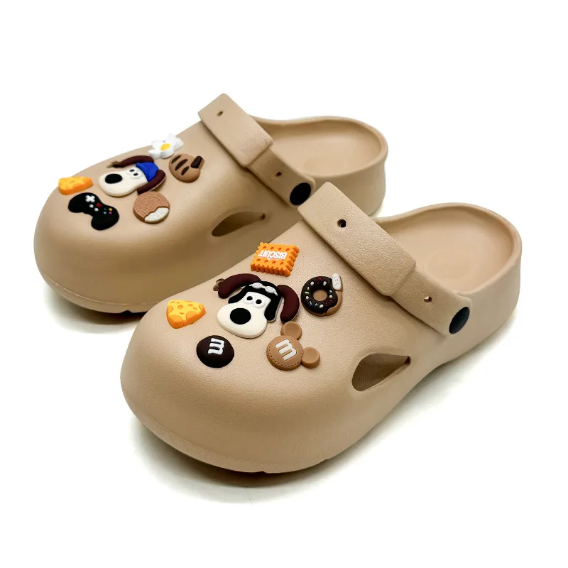 Detalle del diseño DIY perro en las sandalias