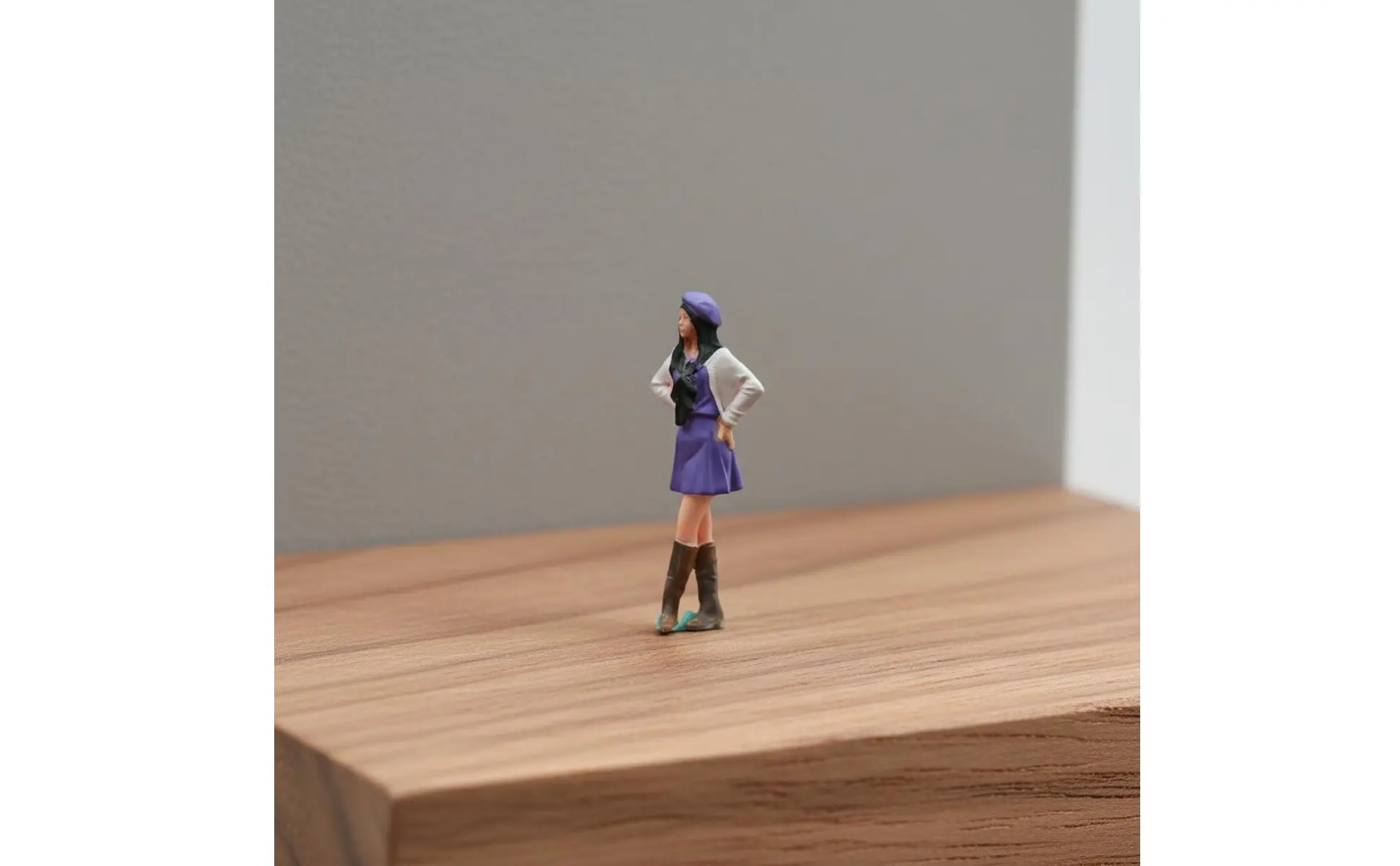 Figurita de chica con señal de paz, acabado detallado
