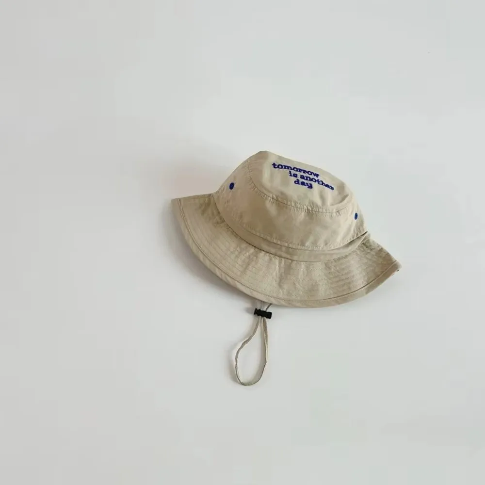 Sombrero infantil con estampado de letras