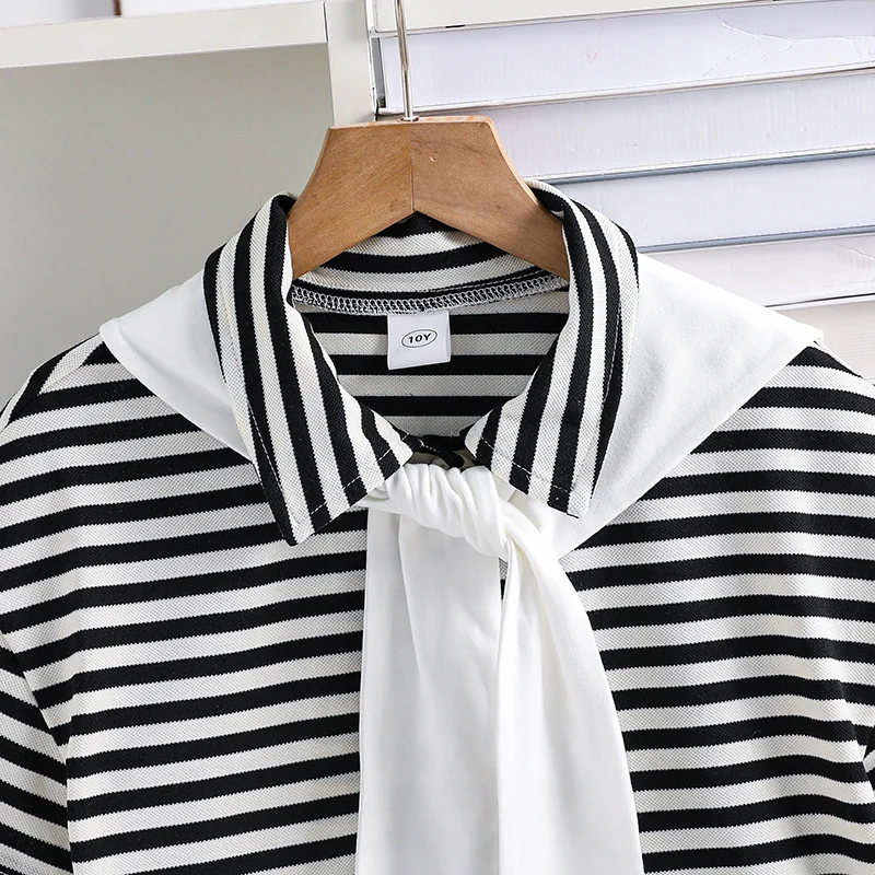 Conjunto de niña de verano con top a rayas y falda escalonada