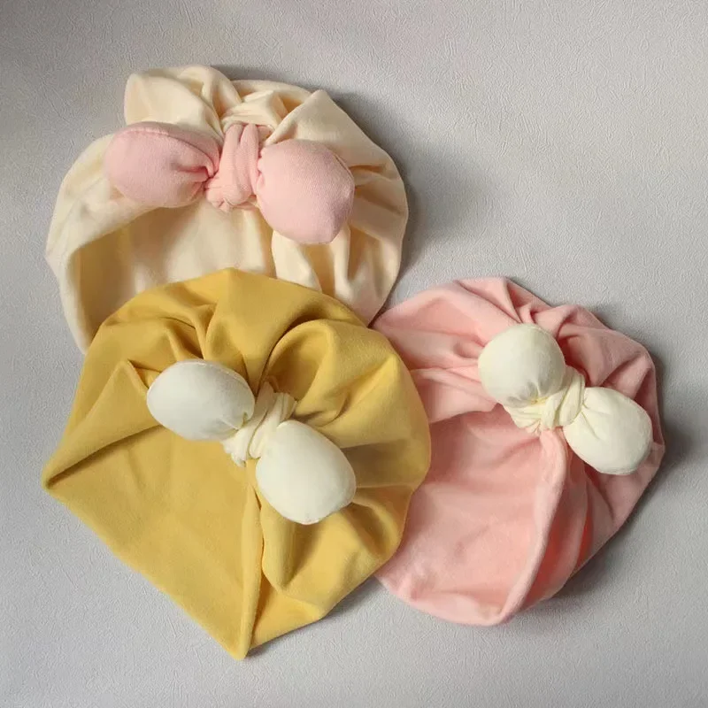 Gorro cálido de bebé con lazo