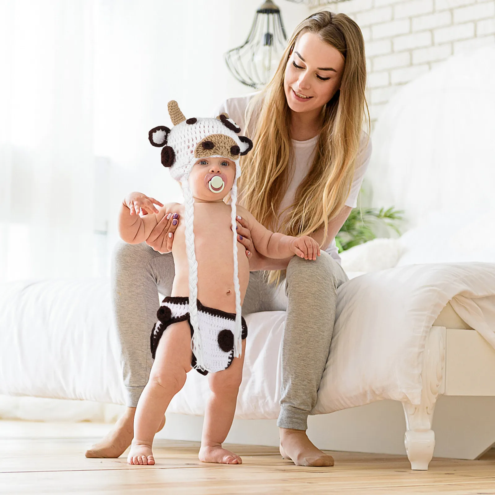 Conjunto bebé vaca con gorro de ganchillo y pantalón suave - imagen 4