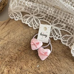 Pinza de pelo con forma de corazón satinada para niña