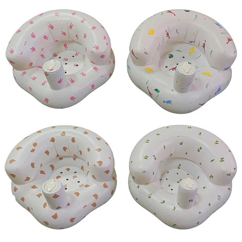 Asiento inflable utilizado dentro de una bañera infantil con bebé sonriendo