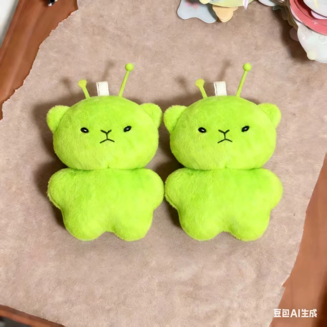 Llavero de peluche alienígena con forma de gato para niños - imagen 3