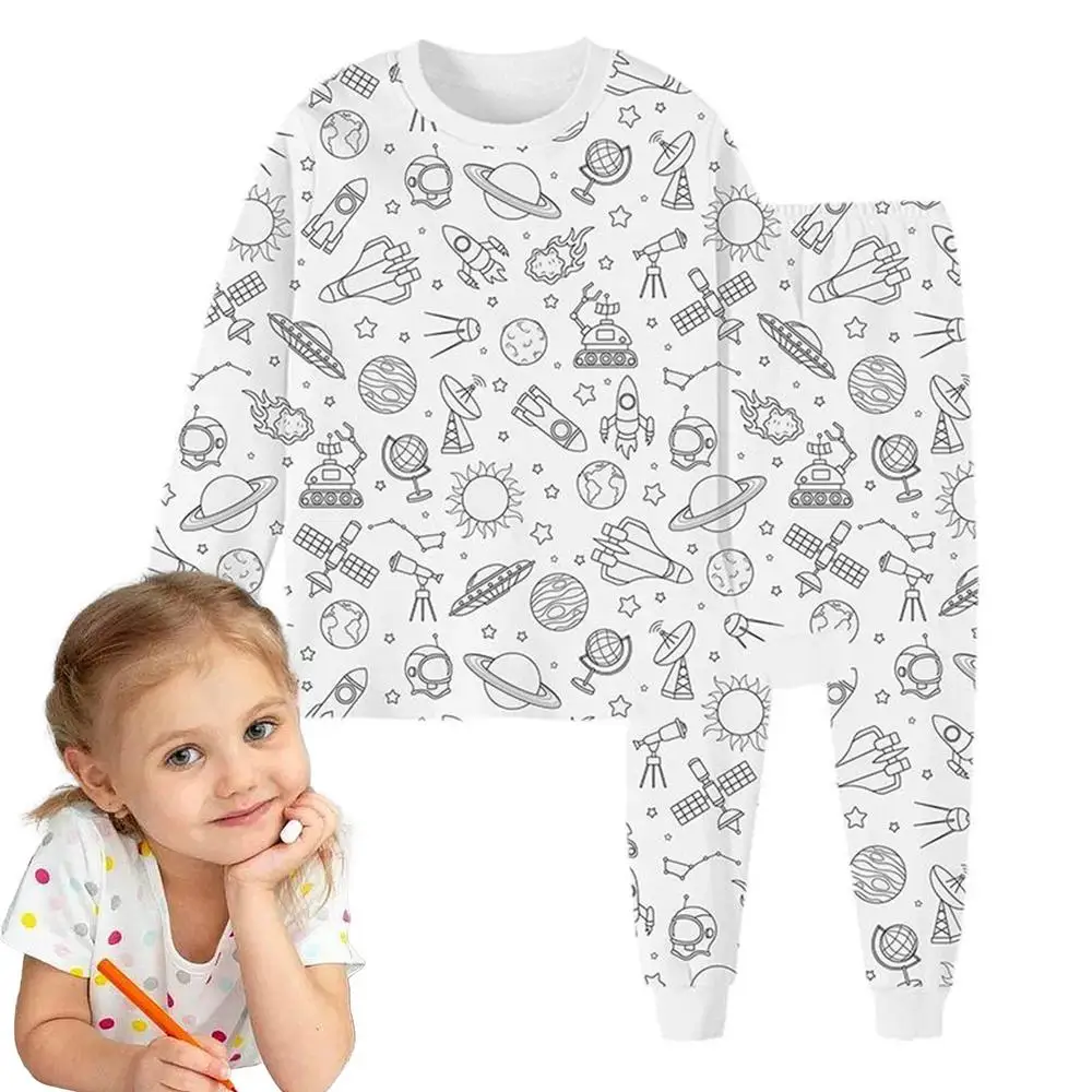 Niño coloreando un pijama con patrones de animales