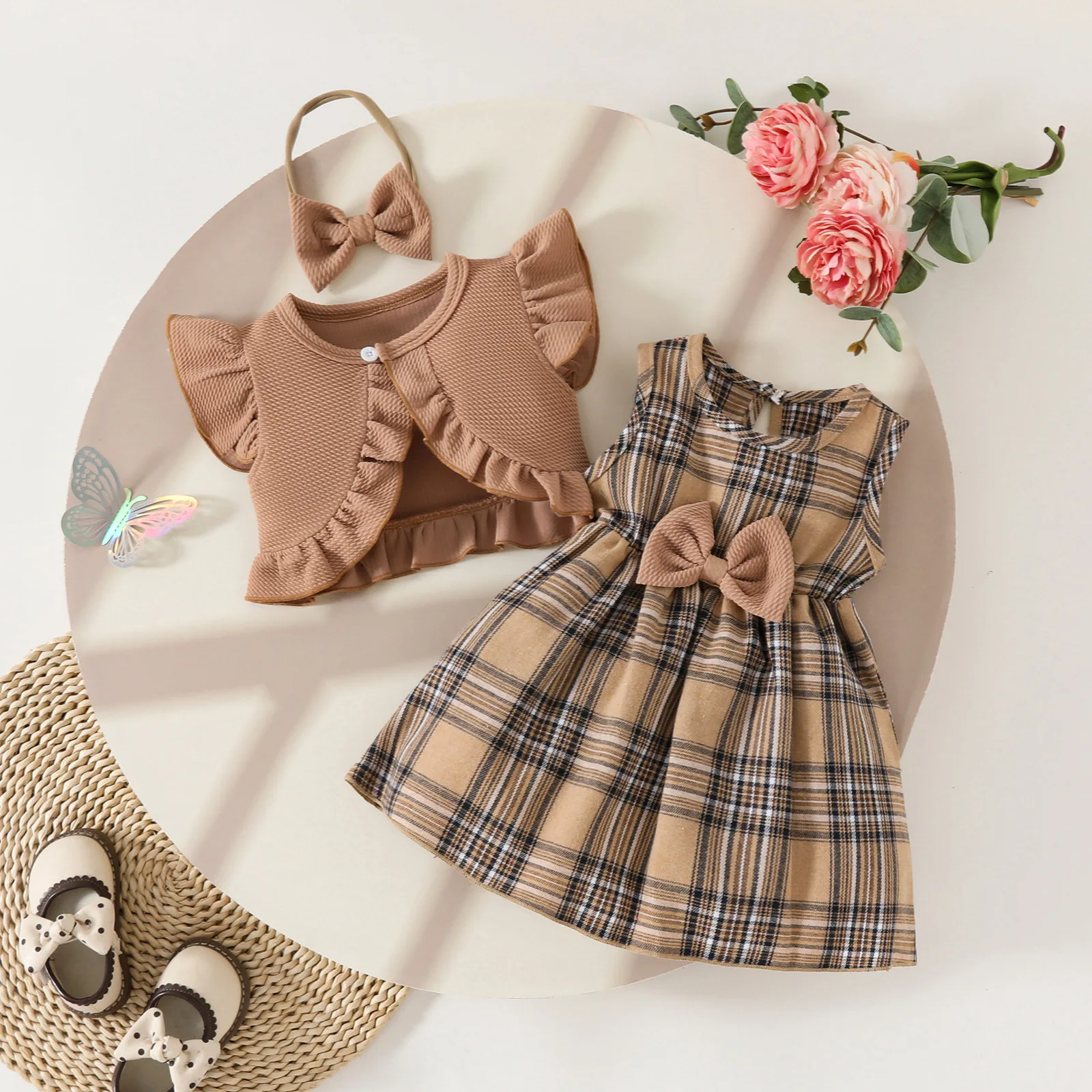 Detalle del lazo a cuadros del vestido