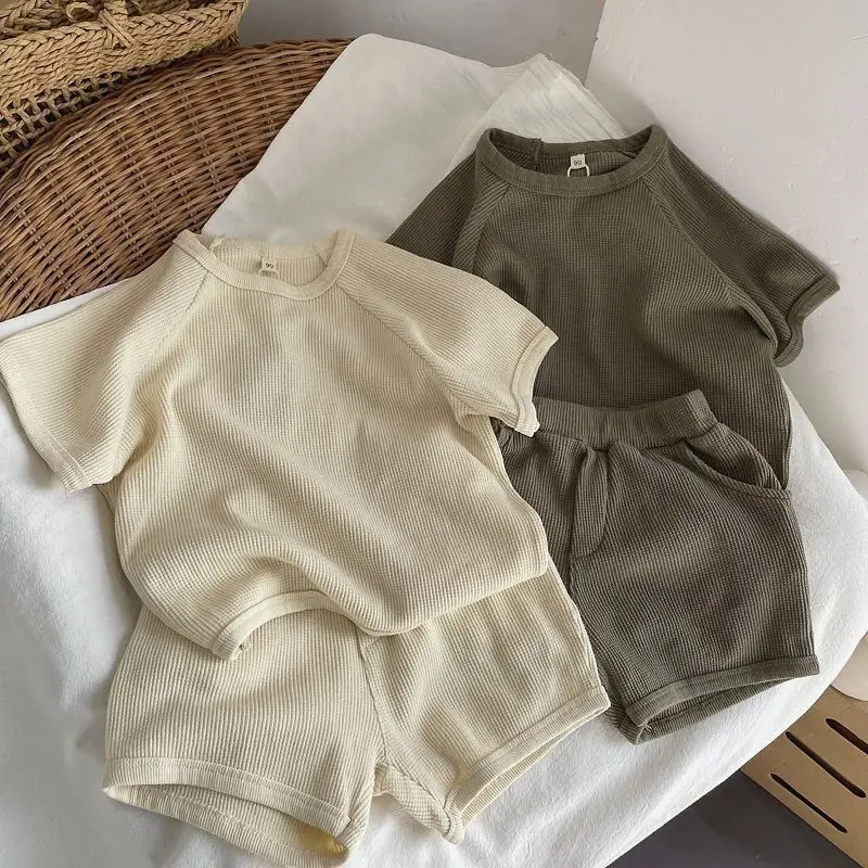 Conjunto verano infantil: pantalón corto y camiseta de algodón suave