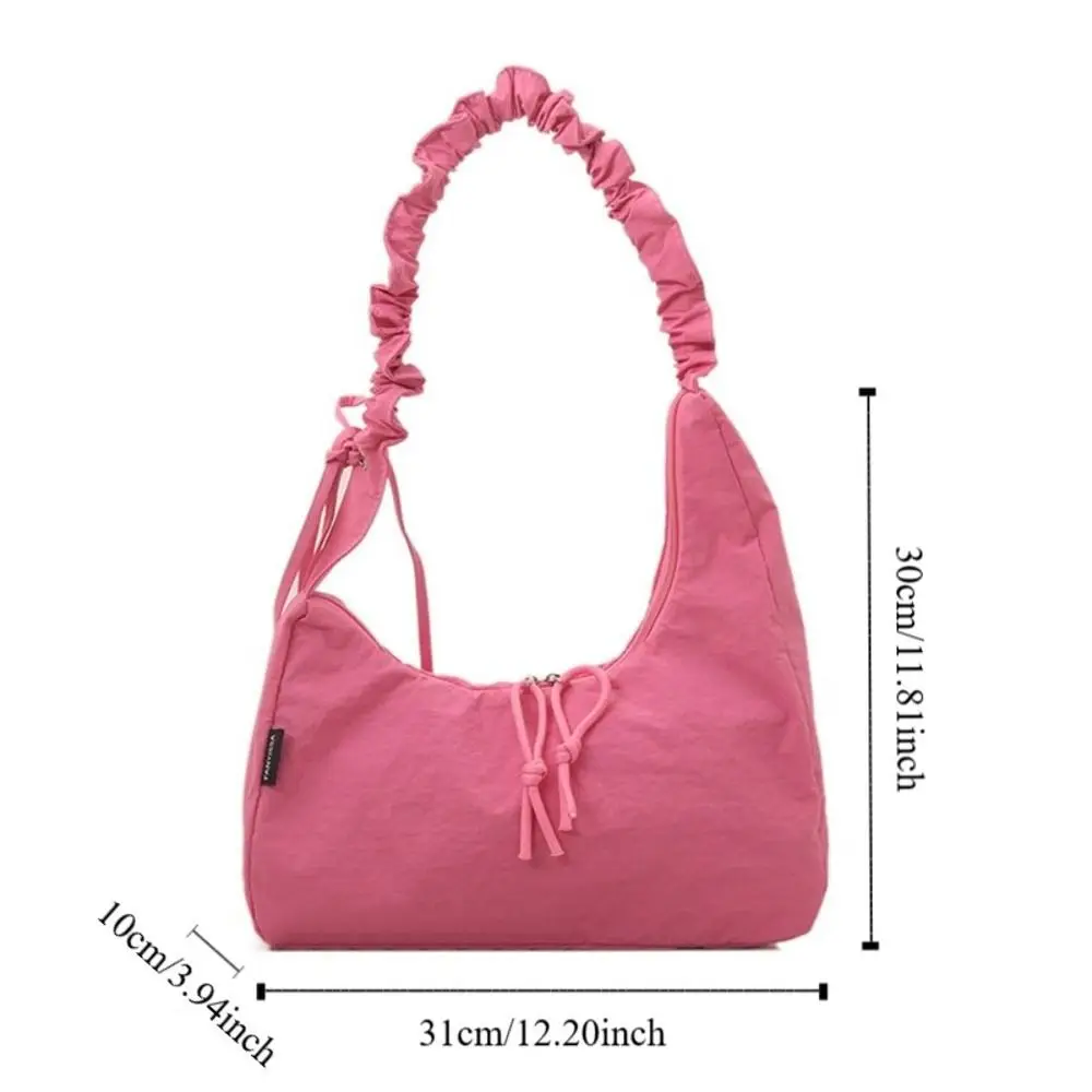 Bolso dumpling plisado de nailon con cordón
