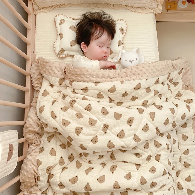 Edredón sensorial de invierno con oso para bebé