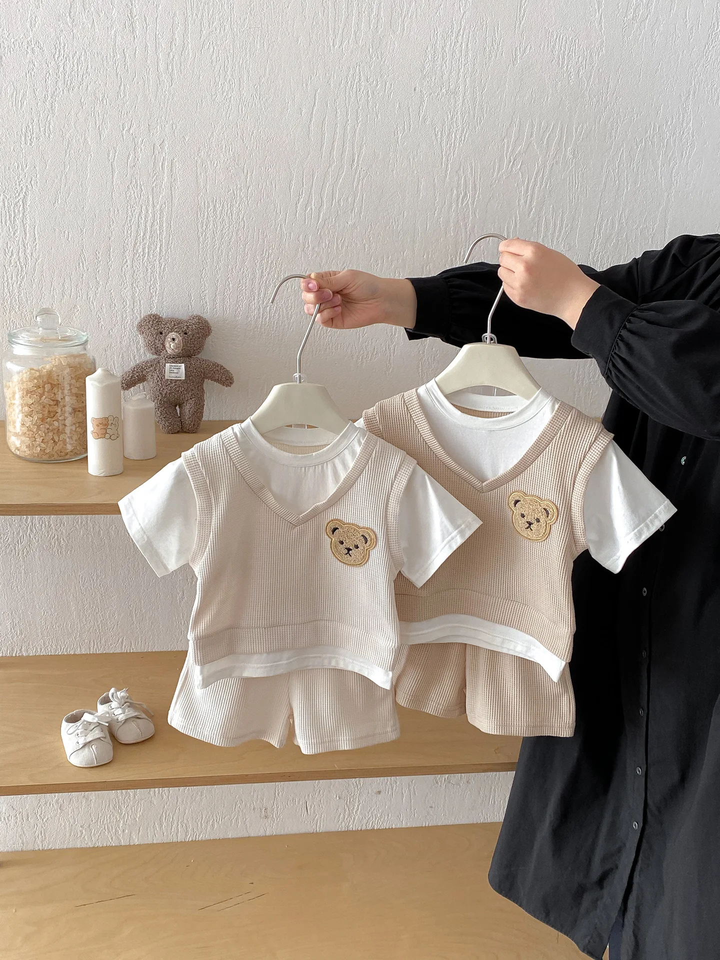 Conjunto de punto waffle con apliques de oso