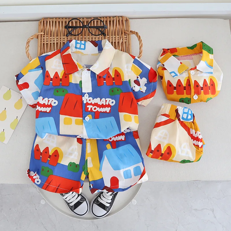 Niño pequeño con el conjunto de ropa veraniego de dibujos animados