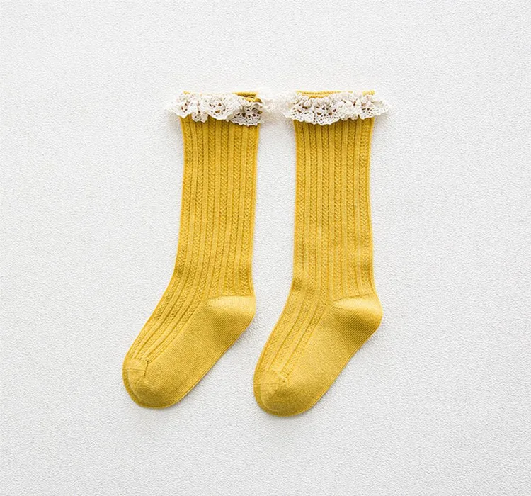 Detalle del encaje decorativo y acabado de los calcetines