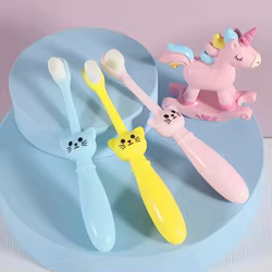 Cepillo de dientes infantil con cerdas suaves y diseño gatuno