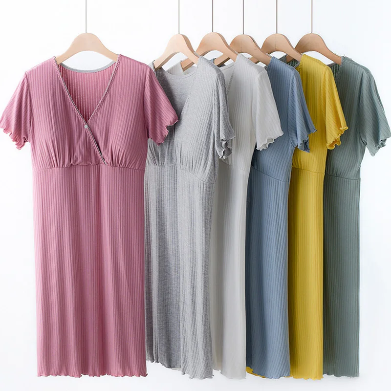 Detalle del camisón para dormir y lactancia