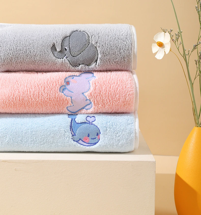 Babero con estampado de koala en tonos grises