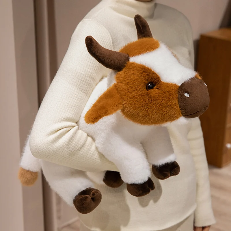 Vista frontal del peluche de vaca en tamaño XL, ideal para abrazar