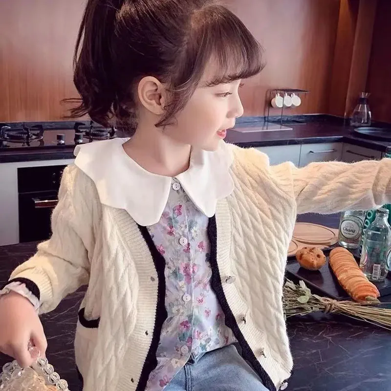 Niña llevando el cárdigan en contexto everyday