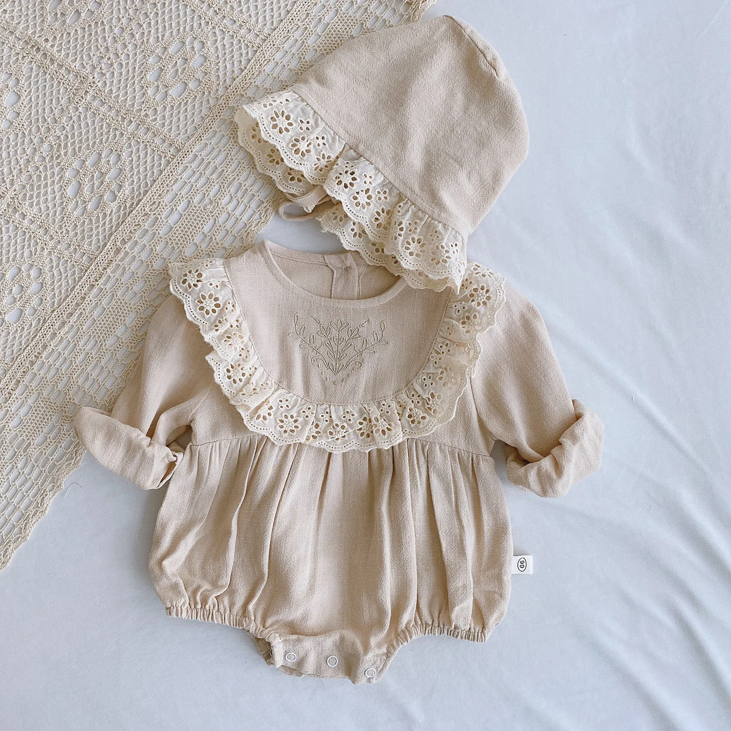 Abrigo de encaje para bebé con capucha estilo princesa