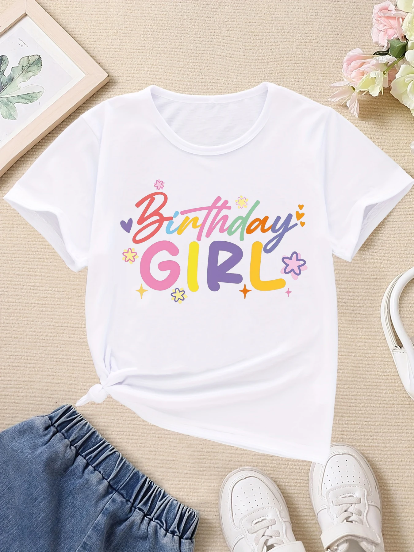 Camiseta para niña de estrellas y corazones con estampado - imagen 3