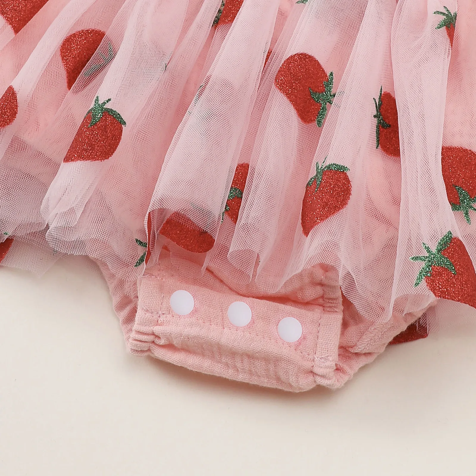 Vestido de tirantes en malla con bordado de fresa para bebé y niña