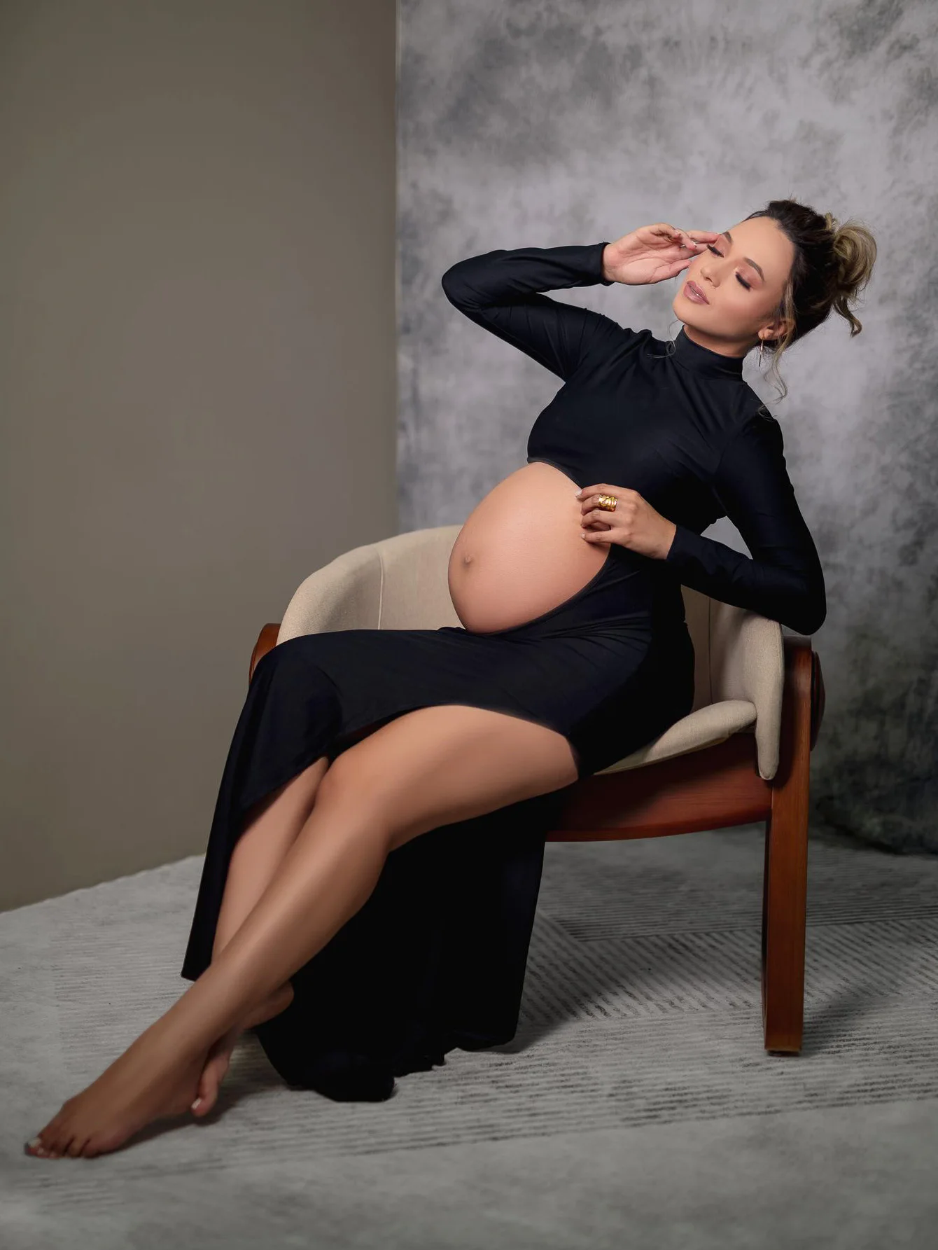 Modelo usando el vestido en entorno exterior