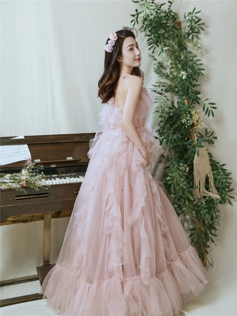 Muestra del vestido colgado, mostrando su caída y textura