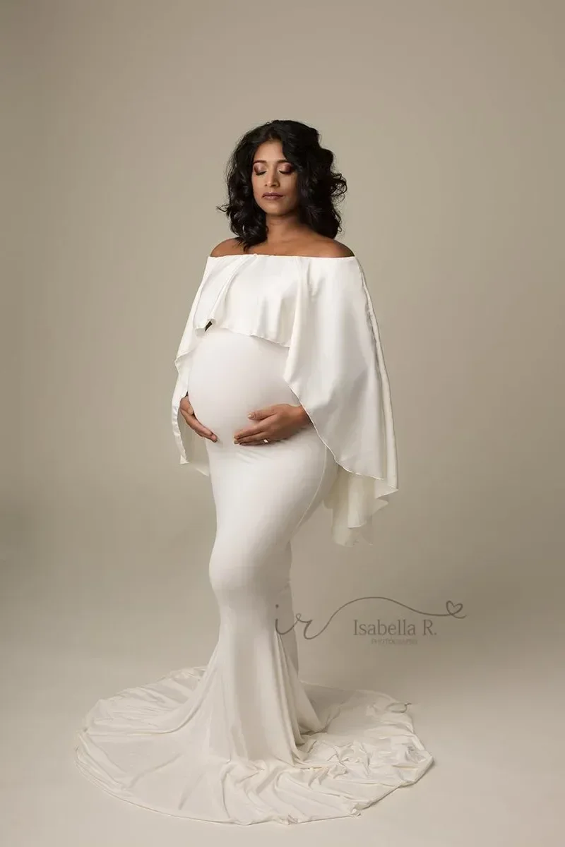 Vestido elástico y capa para sesión de maternidad