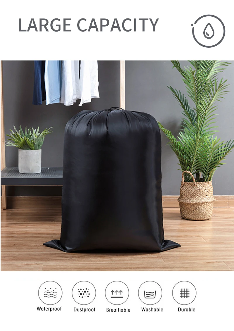 Bolsa impermeable con cordón mostrando su interior amplio