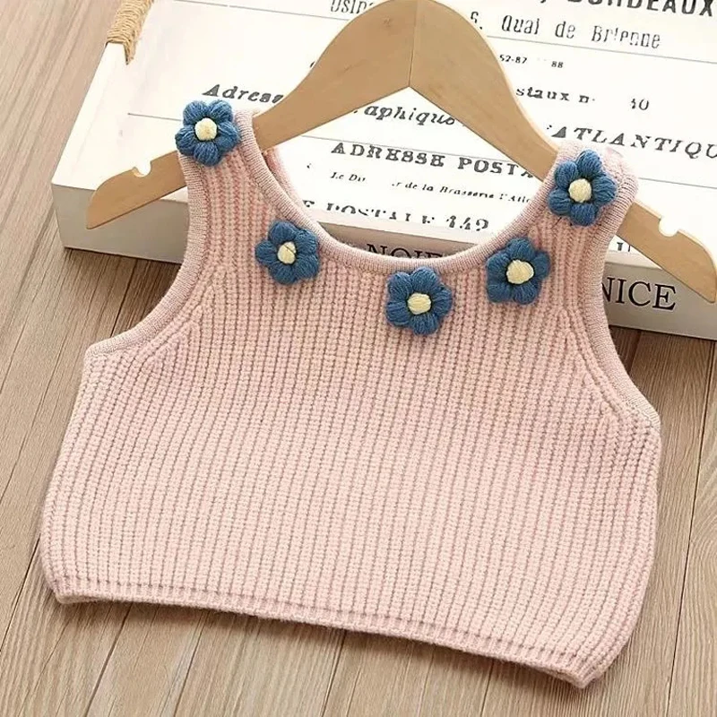 Detalle del diseño floral y el cuello en V