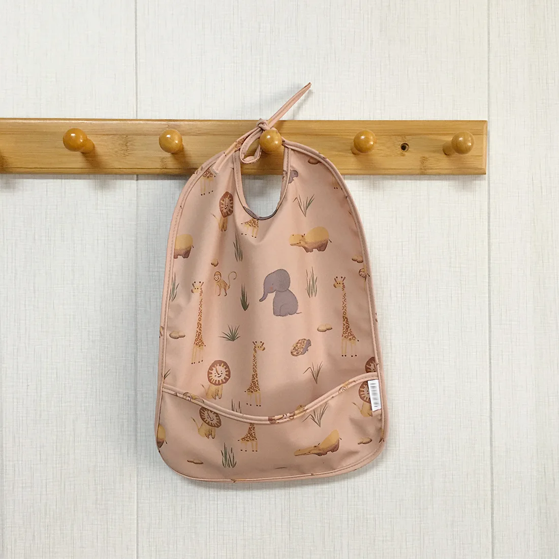 Babero infantil con estampado infantil