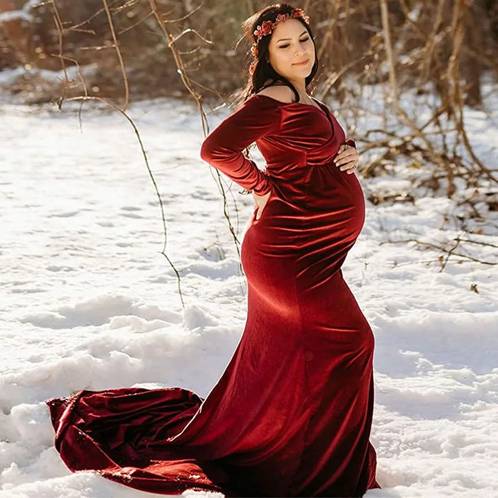 Vestido de maternidad de terciopelo con hombros descubiertos