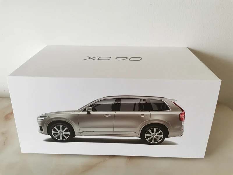 Frontal del modelo Volvo XC90 a escala 1:18