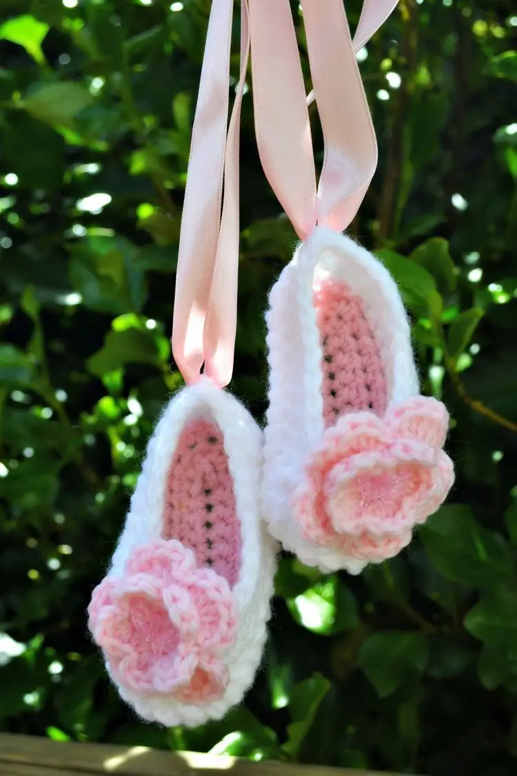 Zapatos de bebé de ganchillo a mano con perlas y flor para niña recién nacida - imagen 2