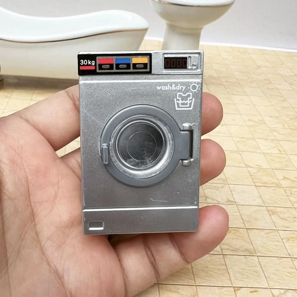 Lavadora en miniatura integrada en cocina de muñecas