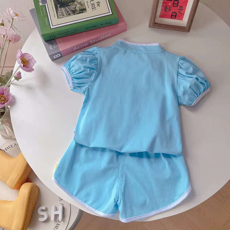 Niño pequeño con conjunto de verano casual