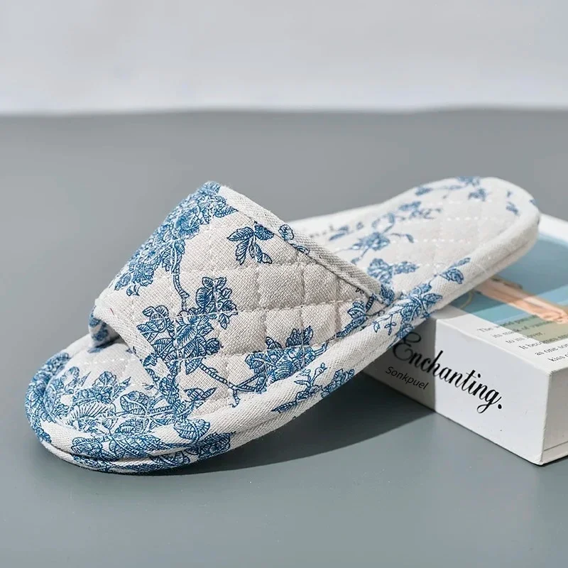 Zapatillas de casa florales con acabado suave
