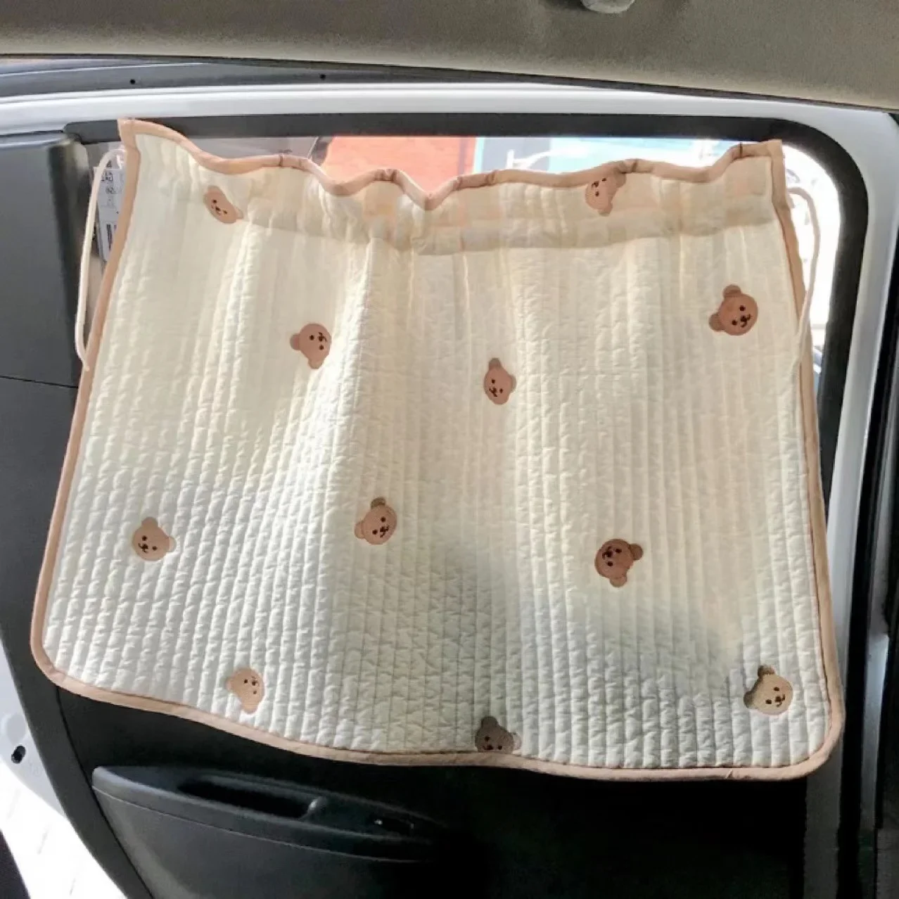 Toldo parasol de algodón instalado en ventana de coche