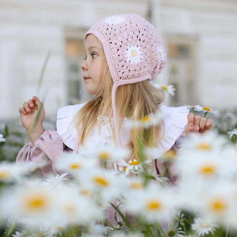 Gorro de lana con detalle de encaje y orejeras