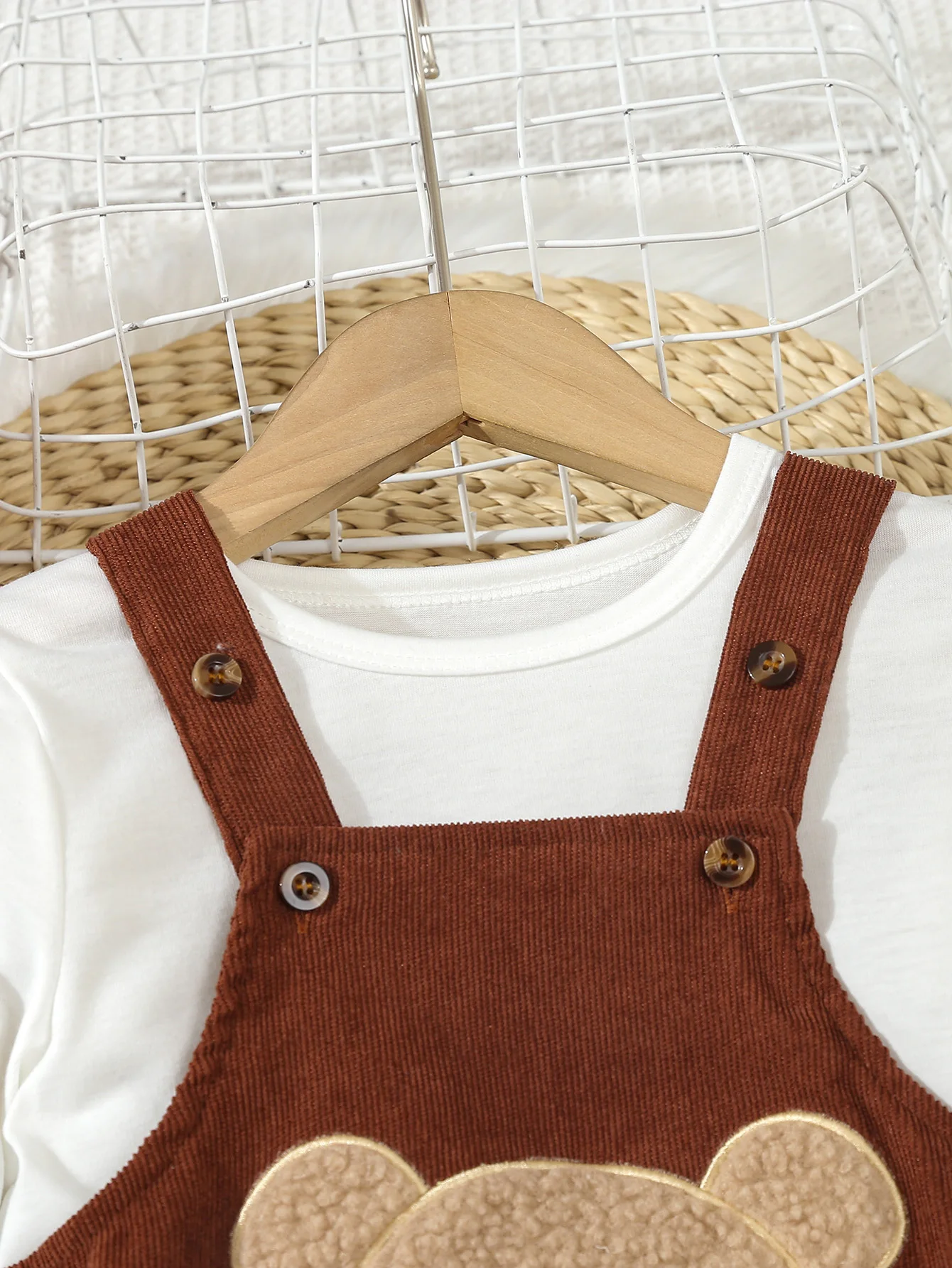 Conjunto niña otoño-invierno: vestido pana bordada y camisa blanca - imagen 2