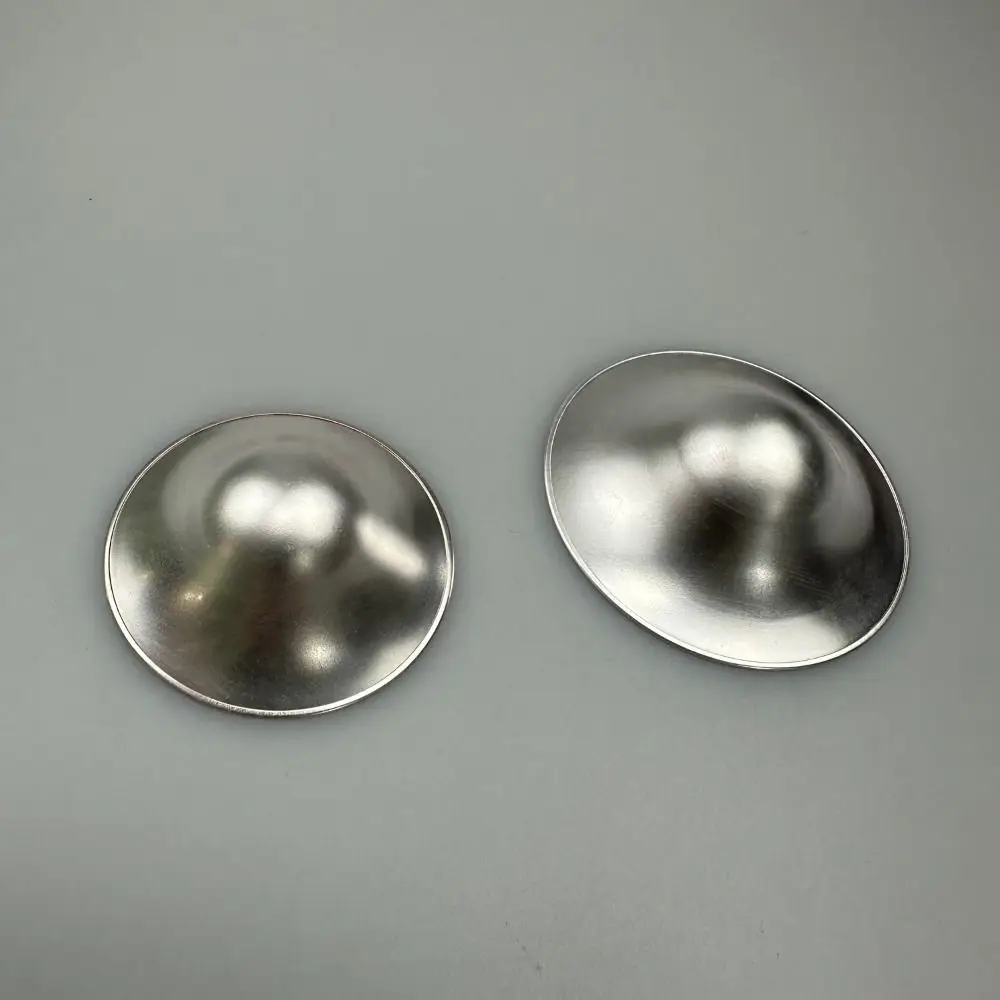 Cubiertas plateadas para pezones en diseño de copa para lactancia