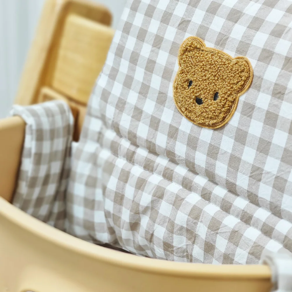 Cojín infantil en silla de comedor