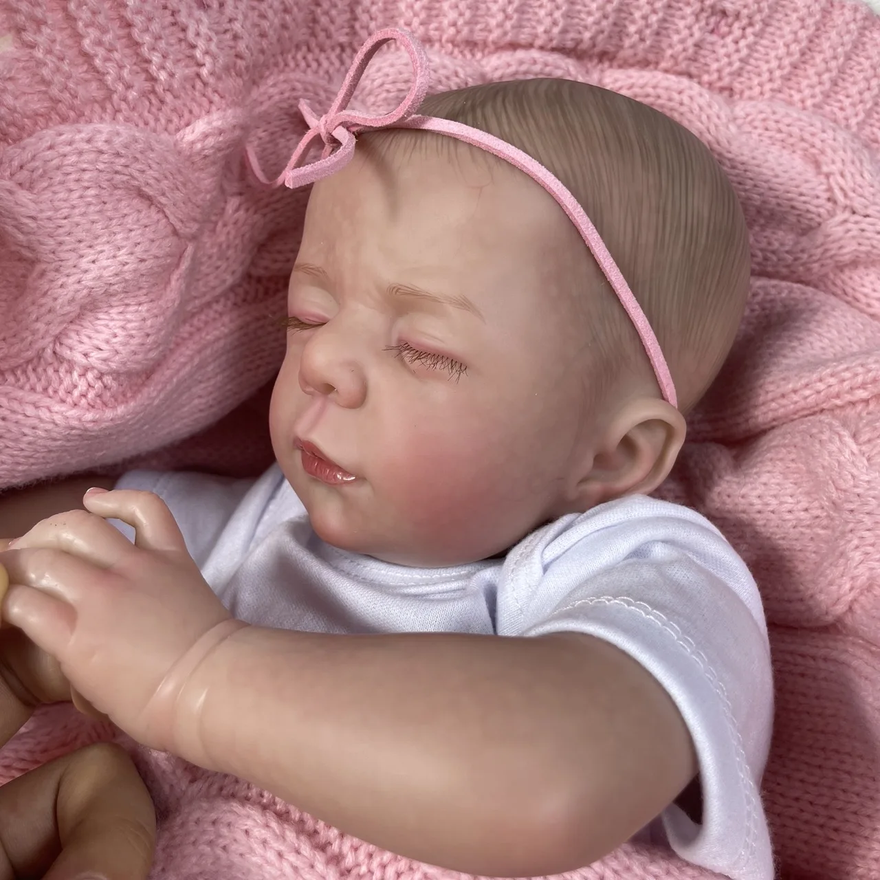 Primer plano de la piel 3D con venas visibles de la muñeca Reborn Luise