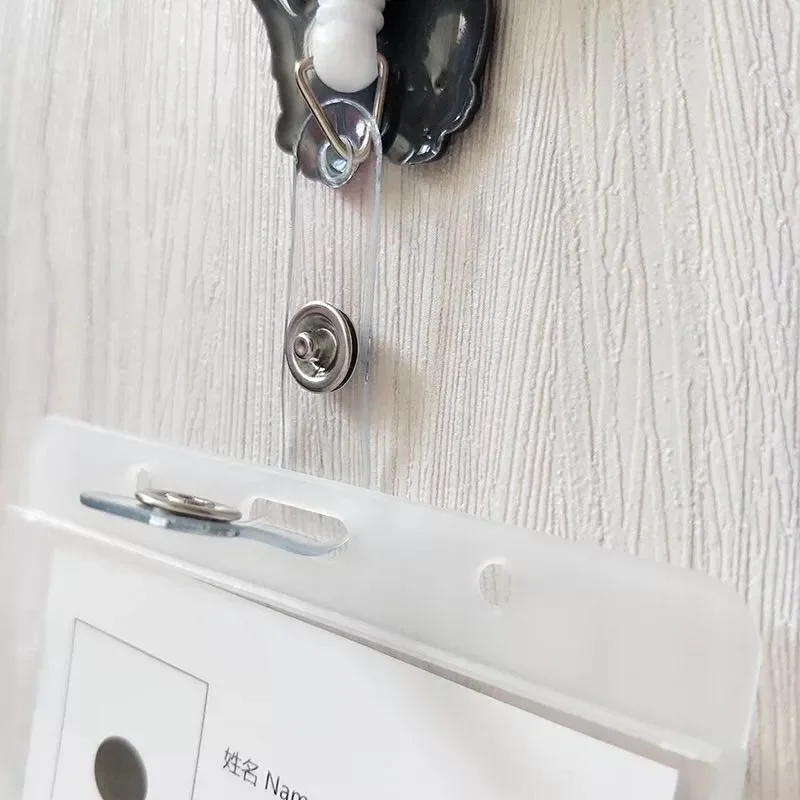 Porta credencial retráctil con cordón y pinza para enfermería - imagen 2