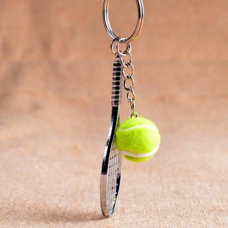 Llavero de mini raqueta de tenis sobre fondo claro
