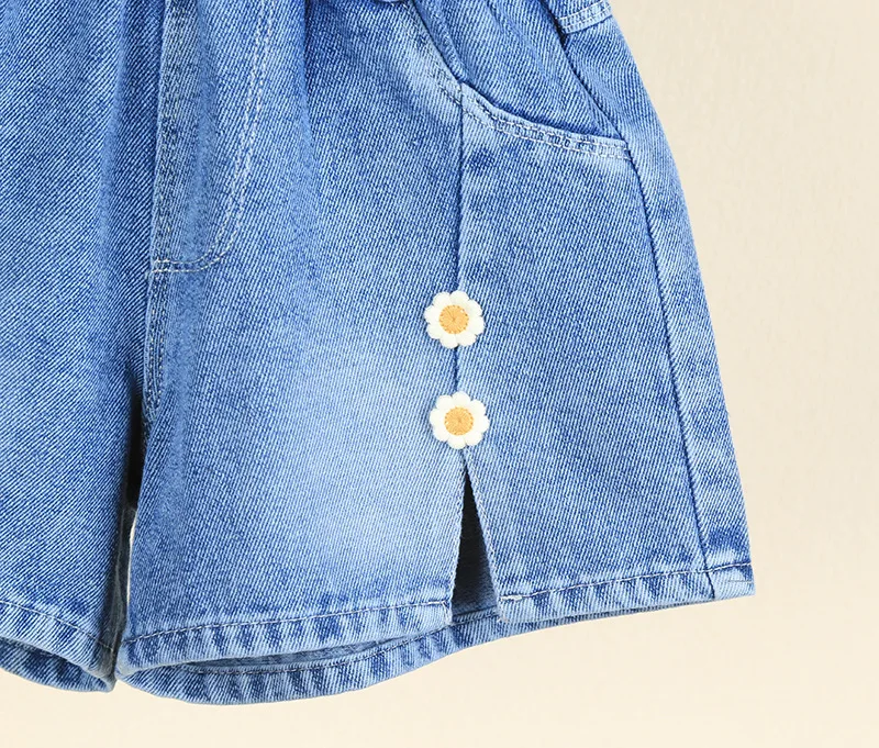Pantalón corto vaquero infantil en uso