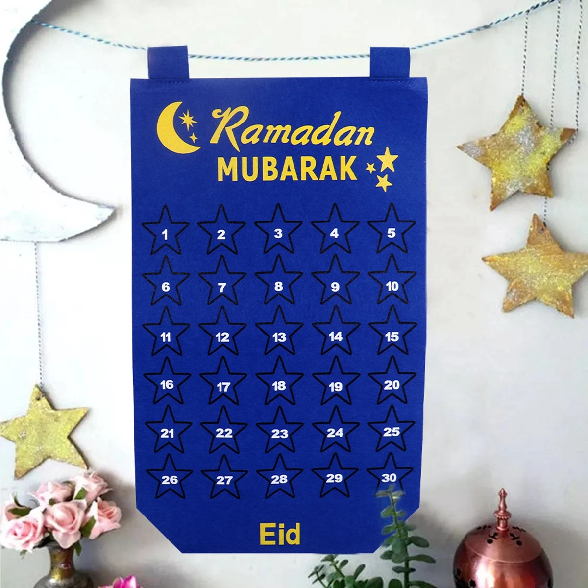 Calendario de adviento colgado en pared infantil