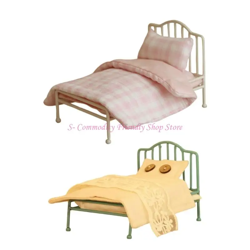 Cama en miniatura con estructura metálica y textiles detallados