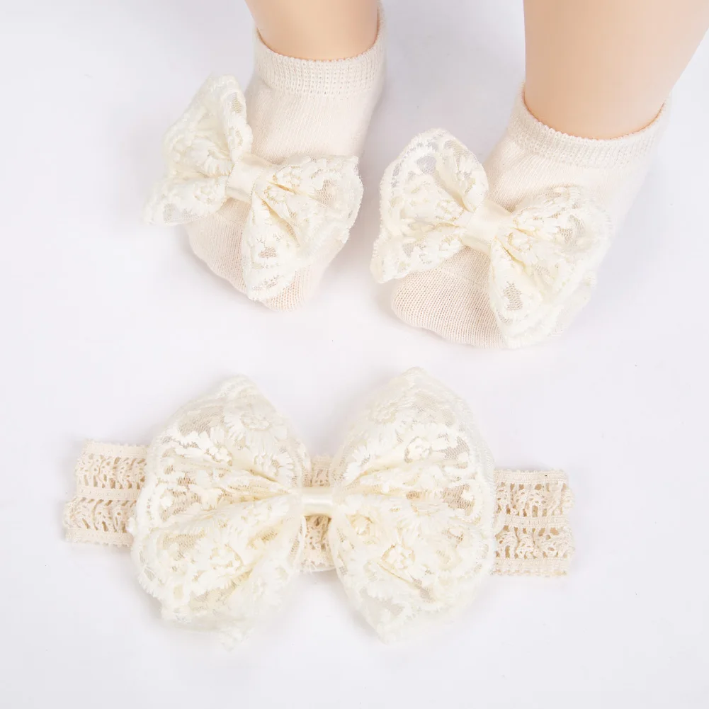 Conjunto de diademas y calcetines sobre superficie neutra