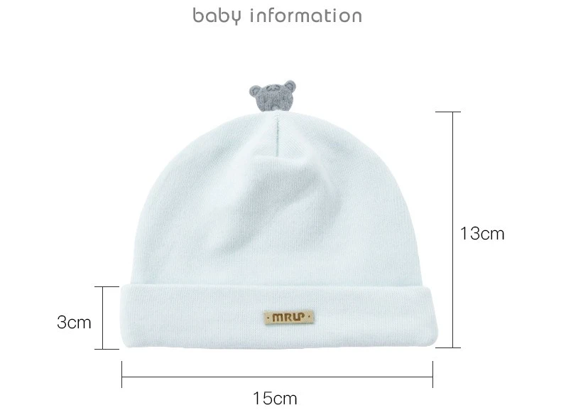 Bebé usando el gorro fetal en un paseo al aire libre